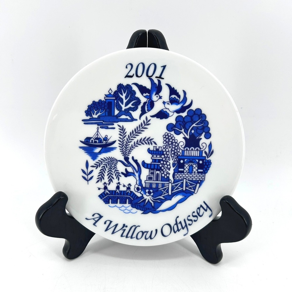 A Willow Odyssey 2001 Blue Willow Commemorative Plate Teapot Trivet Blue White